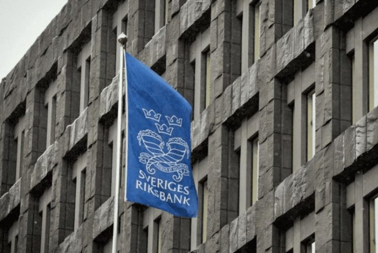 El banco central más antiguo no cierra la puerta al 'helicóptero de dinero'