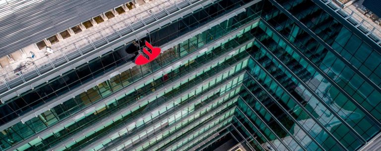 Banco Santander concedió más de 156.000 becas de estudio, prácticas y emprendimiento en 2020