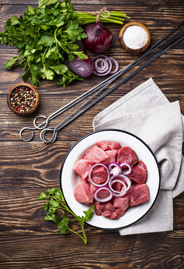 Preparación de Shish kebab