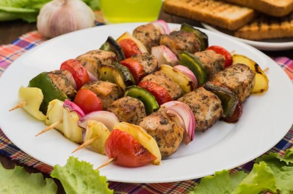 ¿Cómo preparar brochetas de pollo y verduras saludables?