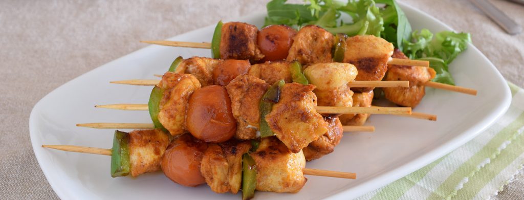 Armado de las brochetas de pollo y verduras