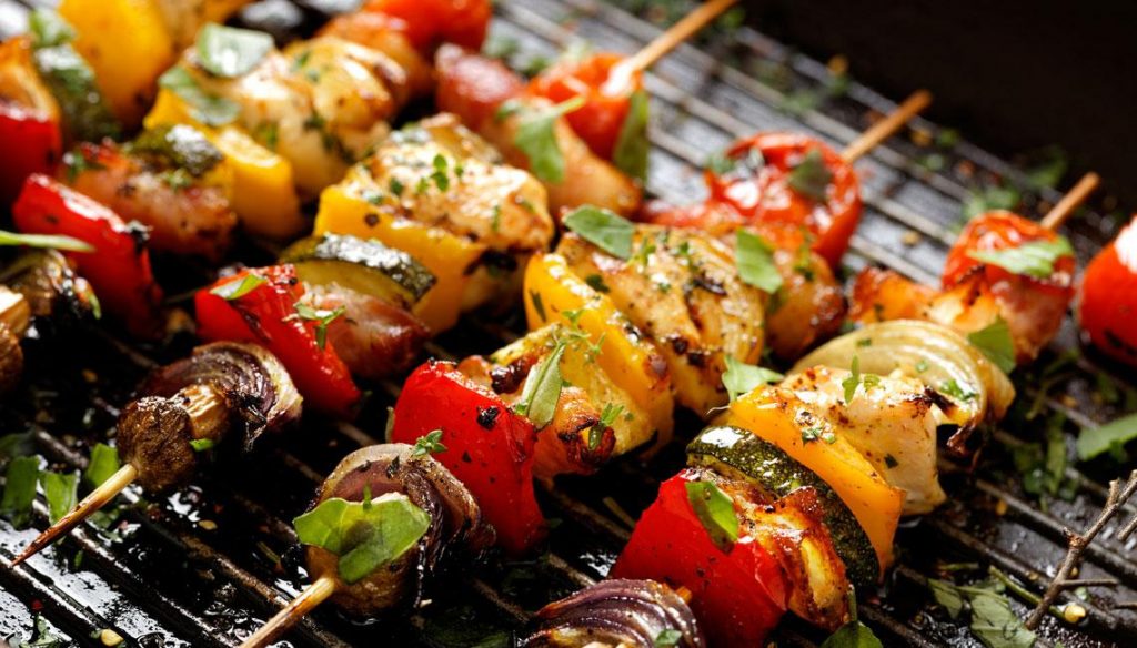 Cocción de las brochetas de pollo y verduras