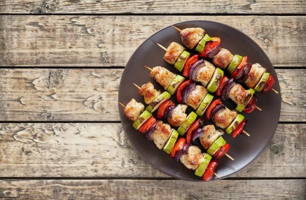 Origen de las brochetas de pollo y verduras