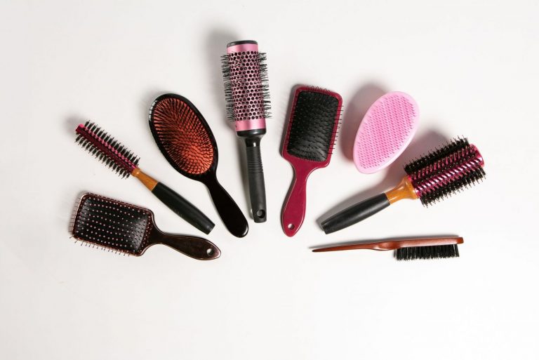 Cómo lavar los cepillos del pelo