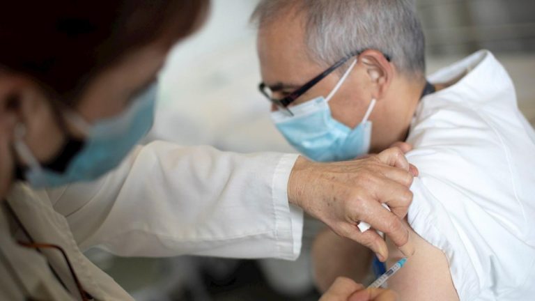 Vergés: Cataluña tendrá capacidad de administrar 150.000 vacunas diarias