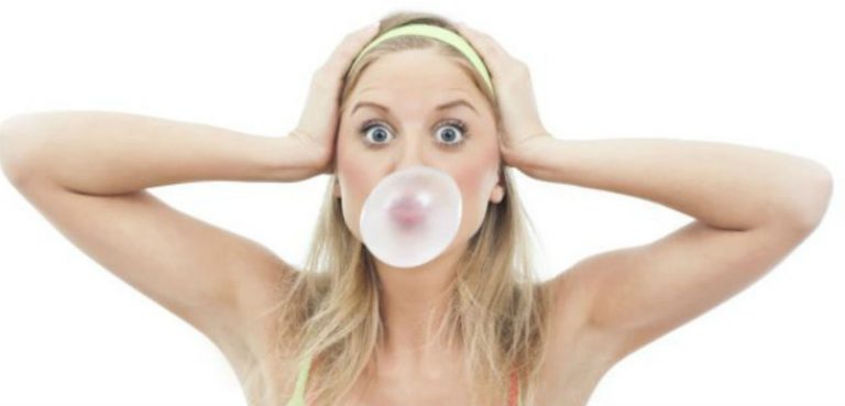 Esto es lo que le pasa a tu cuerpo cuando te tragas un chicle