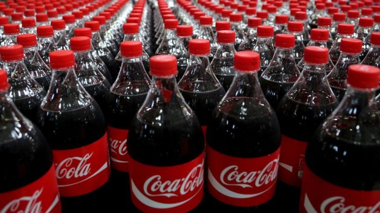 Coca-Cola elige España para su primera prueba piloto de tapones adheridos a la botella