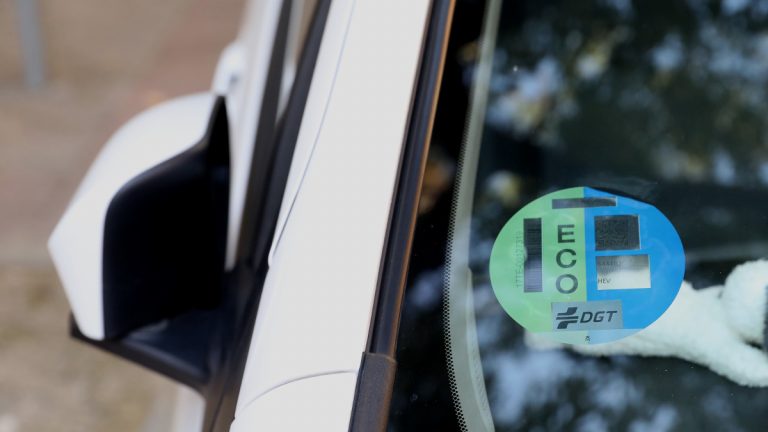 Cómo conseguir la etiqueta medioambiental de los coches