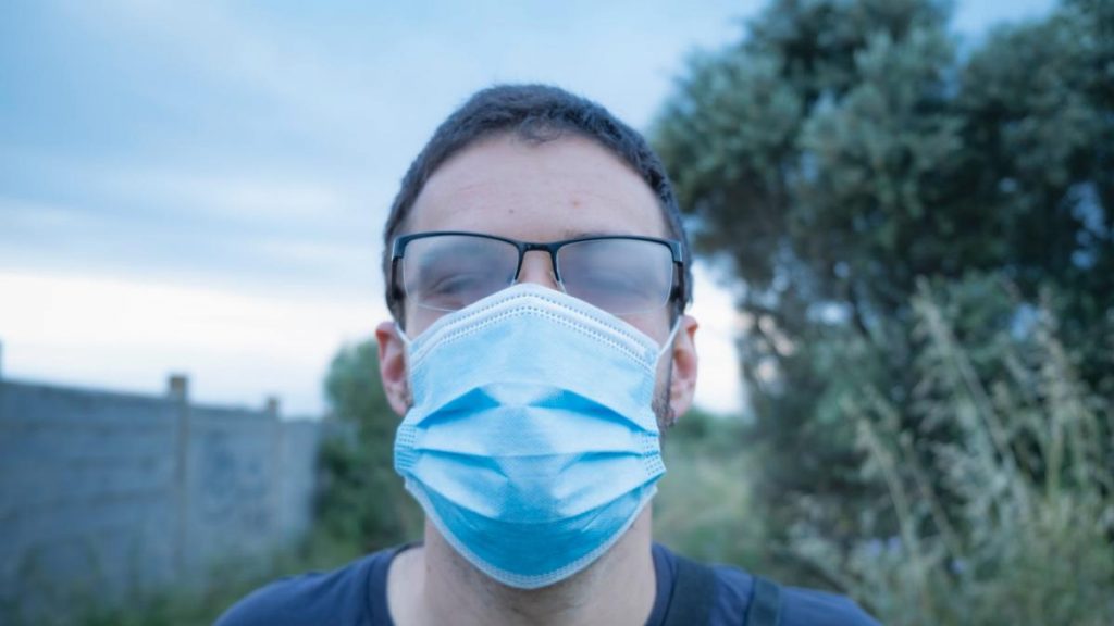 Cómo evitar que las gafas se empañen por llevar mascarilla
