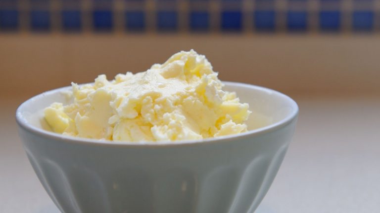 Cómo hacer mantequilla casera con nata en solo 15 minutos
