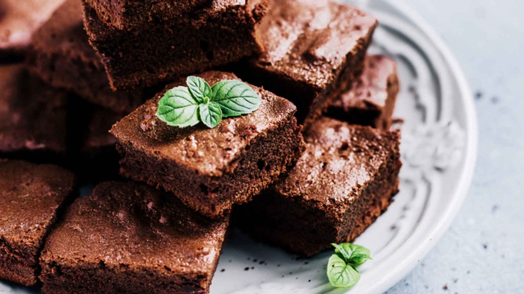 Cómo hacer un brownie de chocolate blanco en el microondas 198 ¿Qué son los brownies?