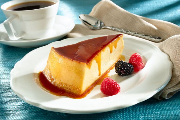 Cómo hacer un flan de queso con solo 5 ingredientes y en menos de 40 minutos
