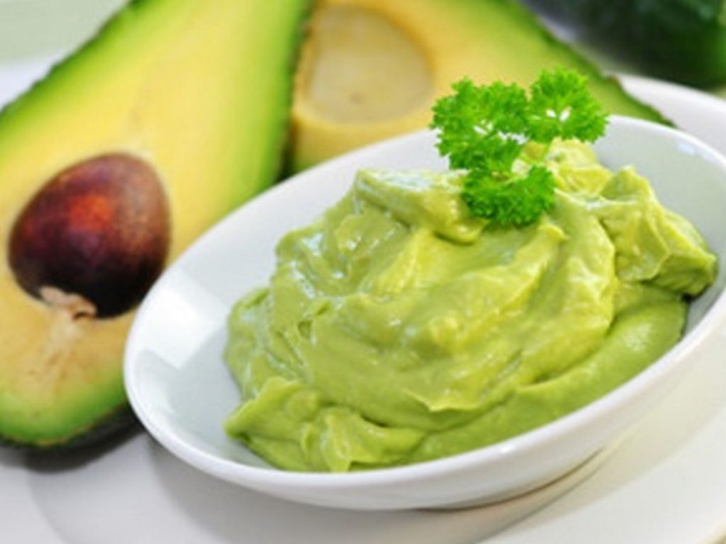 Ingredientes para hacer la mayonesa de aguacate vegana