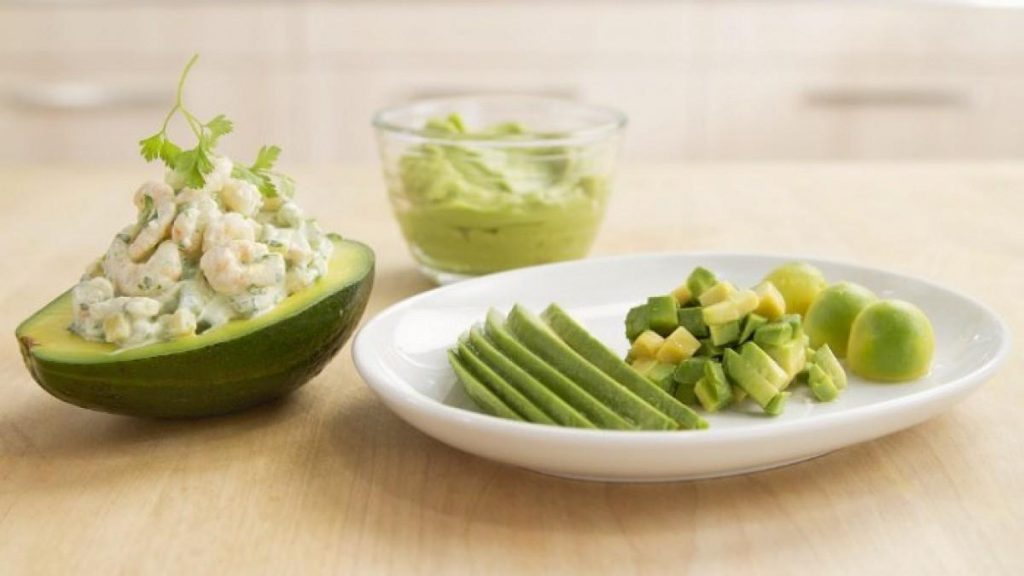 Elaboración de la mayonesa de aguacate vegana