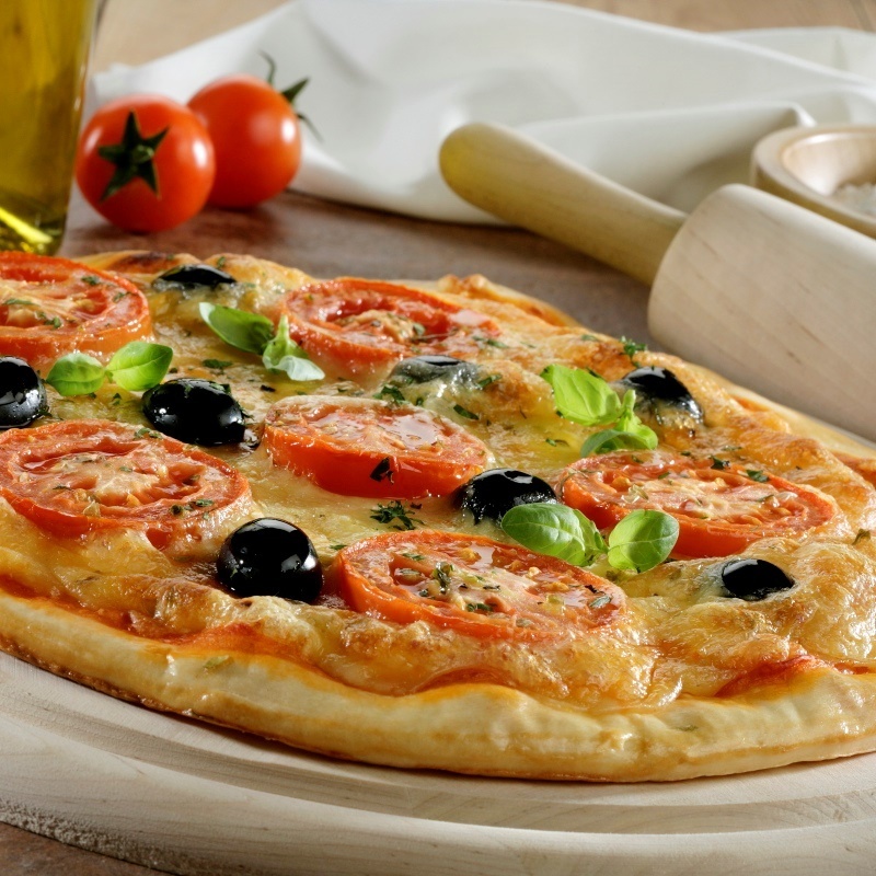 Cómo hacer una pizza con forma de corazón con los ingredientes que más te gusten 1 ¿Qué tal una pizza Caprese?