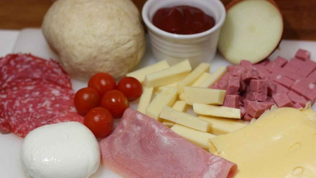 Cómo hacer una pizza con forma de corazón con los ingredientes que más te gusten 8 Para el relleno de la pizza