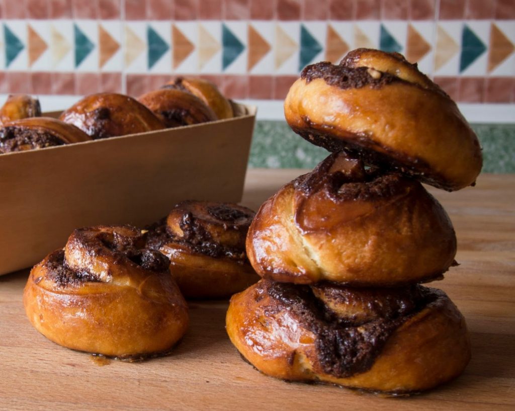 Ingredientes de hojaldre con crema de cacao y avellana