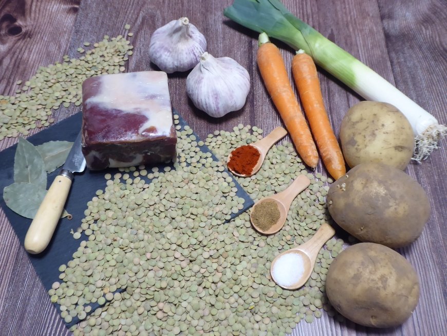 Cómo hacer unas lentejas con jamón y patatas para rebañar el plato 8 Se requiere de los siguientes ingredientes: