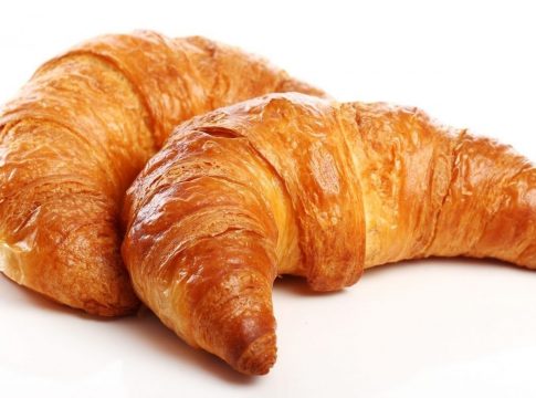 Cómo hacer unos deliciosos croissants de chocolate en menos de 20 minutos y con dos ingredientes Cómo hacer unos deliciosos croissants de chocolate en menos de 20 minutos y con dos ingredientes