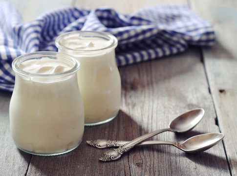 Como-hacer-unos-deliciosos-huevos-turcos-con-yogur-2