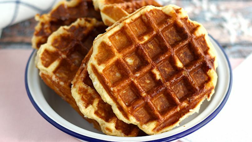 Cómo hacer unos gofres salados con patatas 4 Mezclando ingredientes