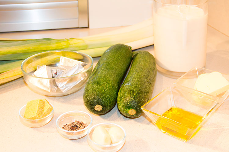 Crema de calabacín y queso, el plato de cuchara sabrosísimo ideal para tu dieta 8 Ingredientes