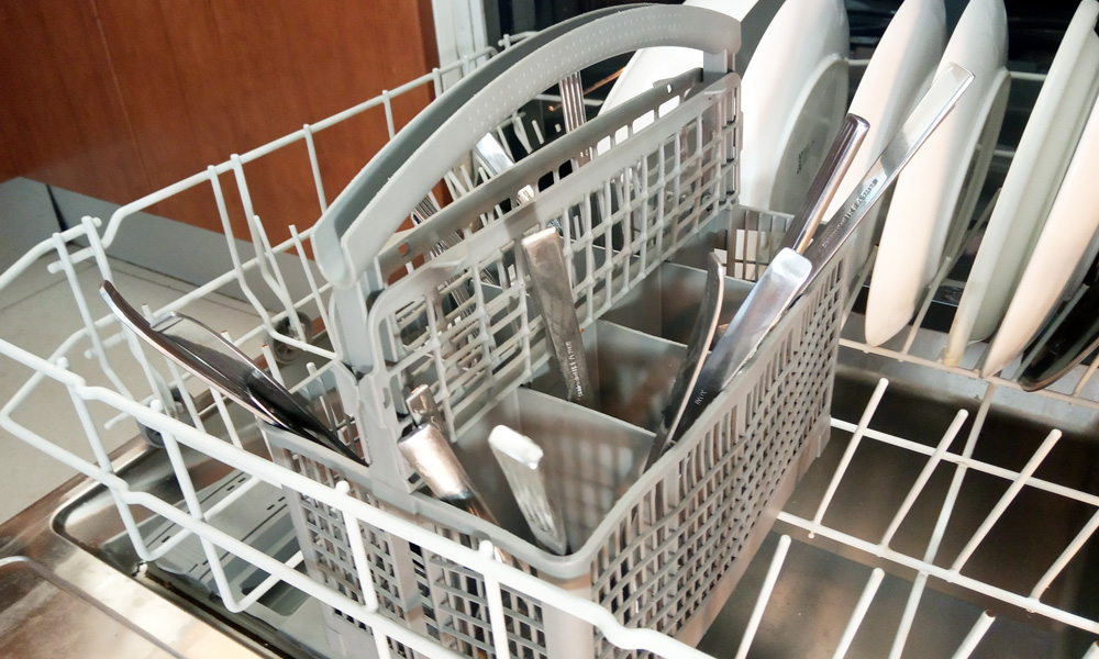 Cubiertos hacia abajo en el lavavajillas