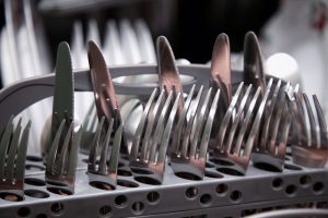 Cubiertos babosos: cómo evitarlos con un truco casero que funciona