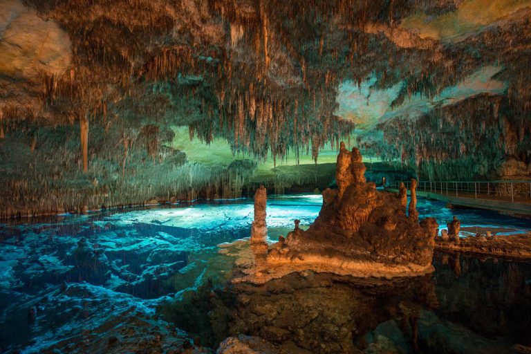 Estas son las cuevas más impresionantes que puedes visitar en España