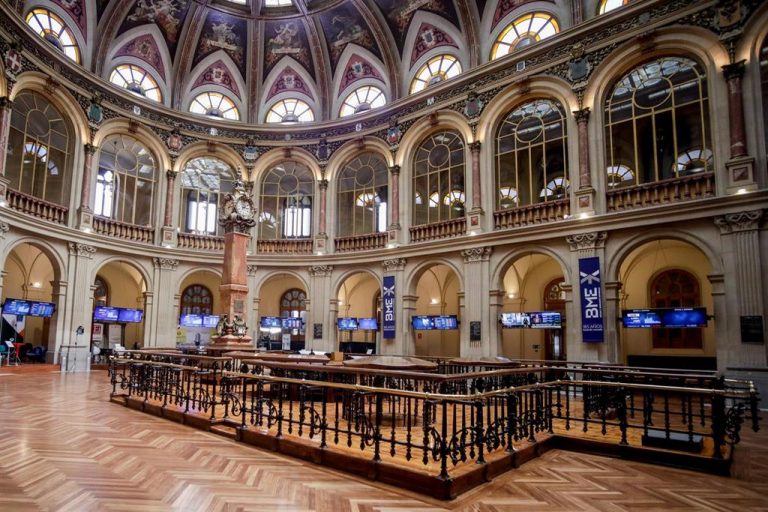 El Ibex 35 sube casi un 1% y defiende los 7.800 puntos en la media sesión