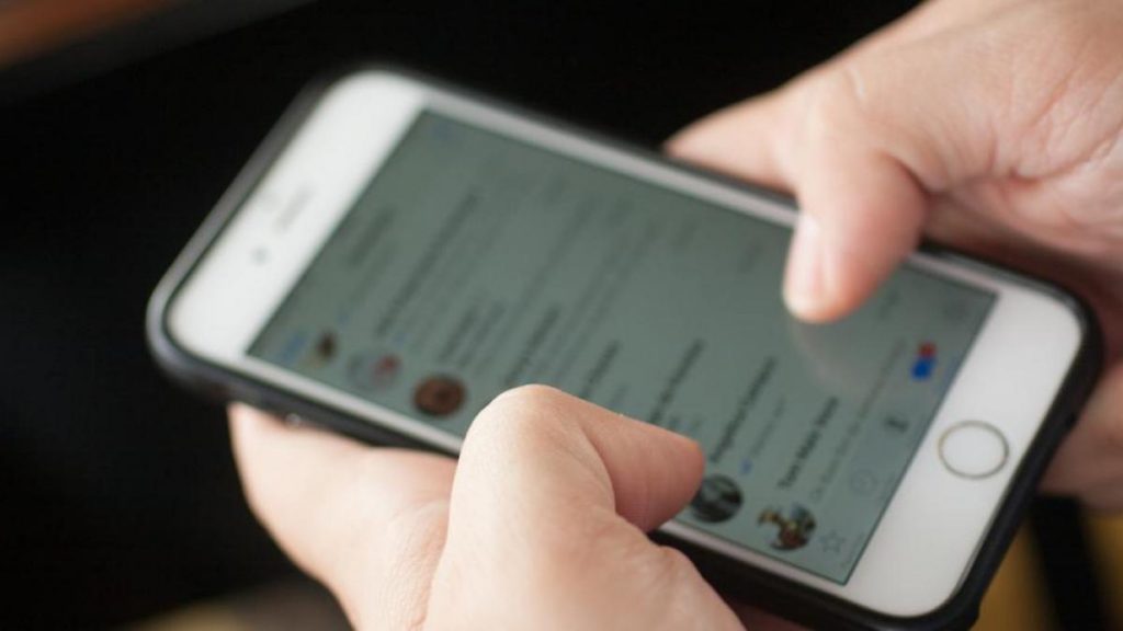 Señales que te dicen que tu iPhone ha sido hackeado 99 El teléfono va muy lento iPhone