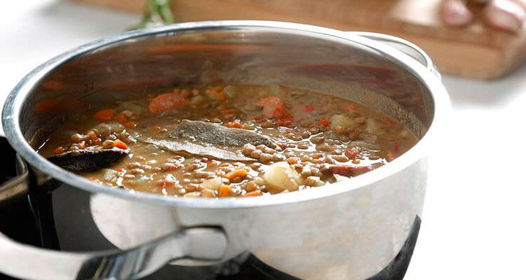 El truco para cocer garbanzos y que no se rompan ni se les caiga la piel 7 Echar los ingredientes del cocido todos a la vez