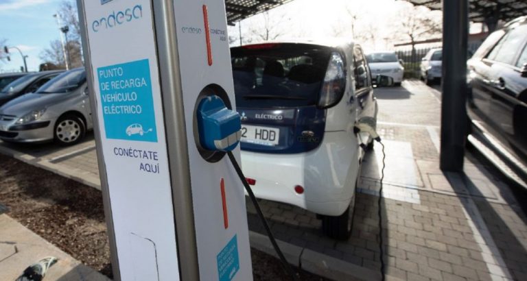 Endesa instala 16 puntos de recarga para coches eléctricos en 4 centros de HM Hospitales