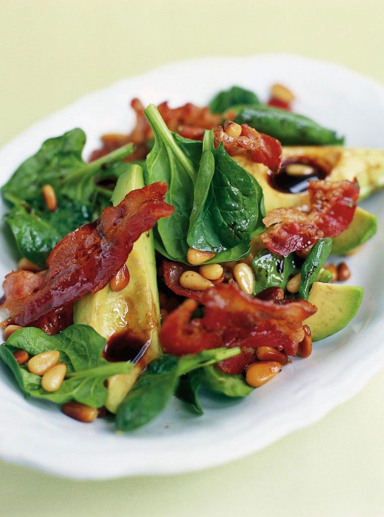Ensalada de aguacate y bacon