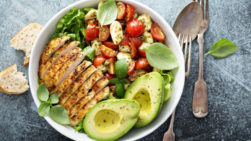 Ensalada keto con pollo y aguacate, un plato nutritivo 113 Beneficios de una ensalada keto
