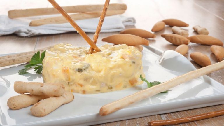 Ensaladilla rusa de patata y gambas: el truco para que salga perfecta está en la mayonesa