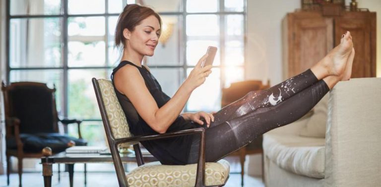 Este es el motivo por el que no deberías sentarte en las sillas de los hoteles