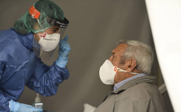 Euskadi registra 402 nuevos contagios y la tasa acumulada baja de los 300