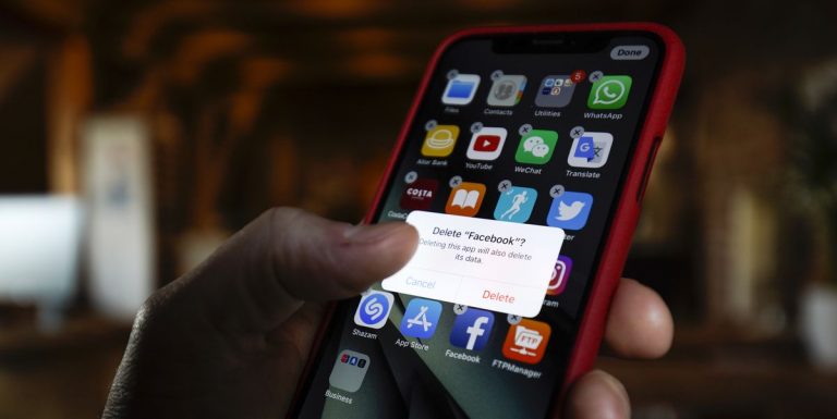 Facebook y otras cinco apps que deberías borrar de inmediato de tu móvil