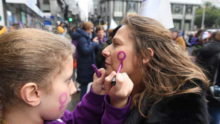 Feministas advierten a Sánchez sobre la Ley Trans: 