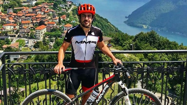 ¡Vaya susto! Fernando Alonso es atropellado al entrenar en su bicicleta