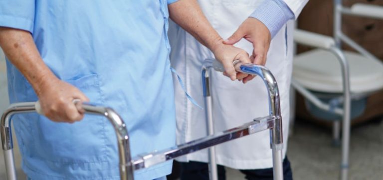 Cómo la fisioterapia ayuda en la rehabilitación de los mayores