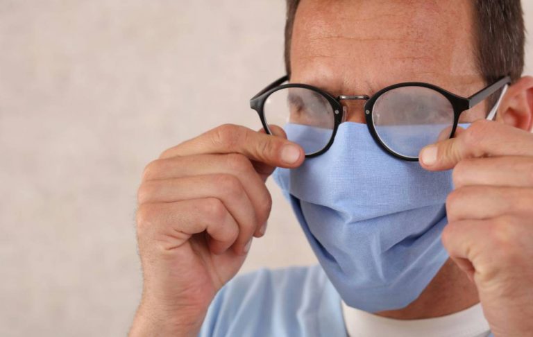 ¿Se te empañan las gafas? Los mejores productos para evitarlo según la OCU