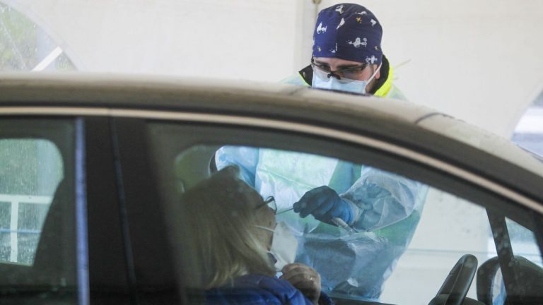 Galicia registra 708 nuevos contagios, aunque descienden hospitalizados