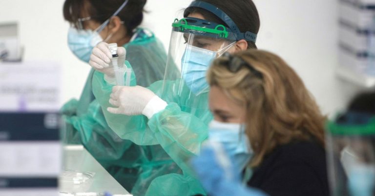 Bajan a 410 los usuarios de residencias contagiados en Galicia