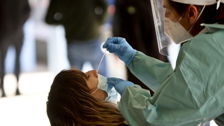 Los casos activos en Galicia continúan en descenso