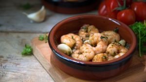 La receta de gambas al ajillo de Felicity Cloake: la tapa española lista en 15 minutos
