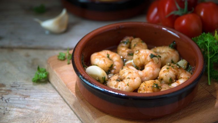 La receta de gambas al ajillo de Felicity Cloake: la tapa española lista en 15 minutos