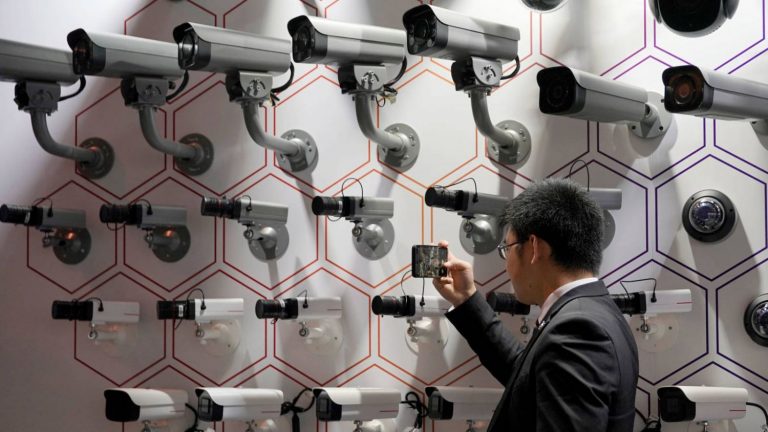 La mitad de los españoles cree que los gobiernos usan tecnologías para controlar a la población