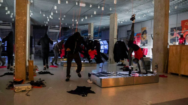 Hasél rechaza condenar los asaltos a comercios y sólo denuncia la 